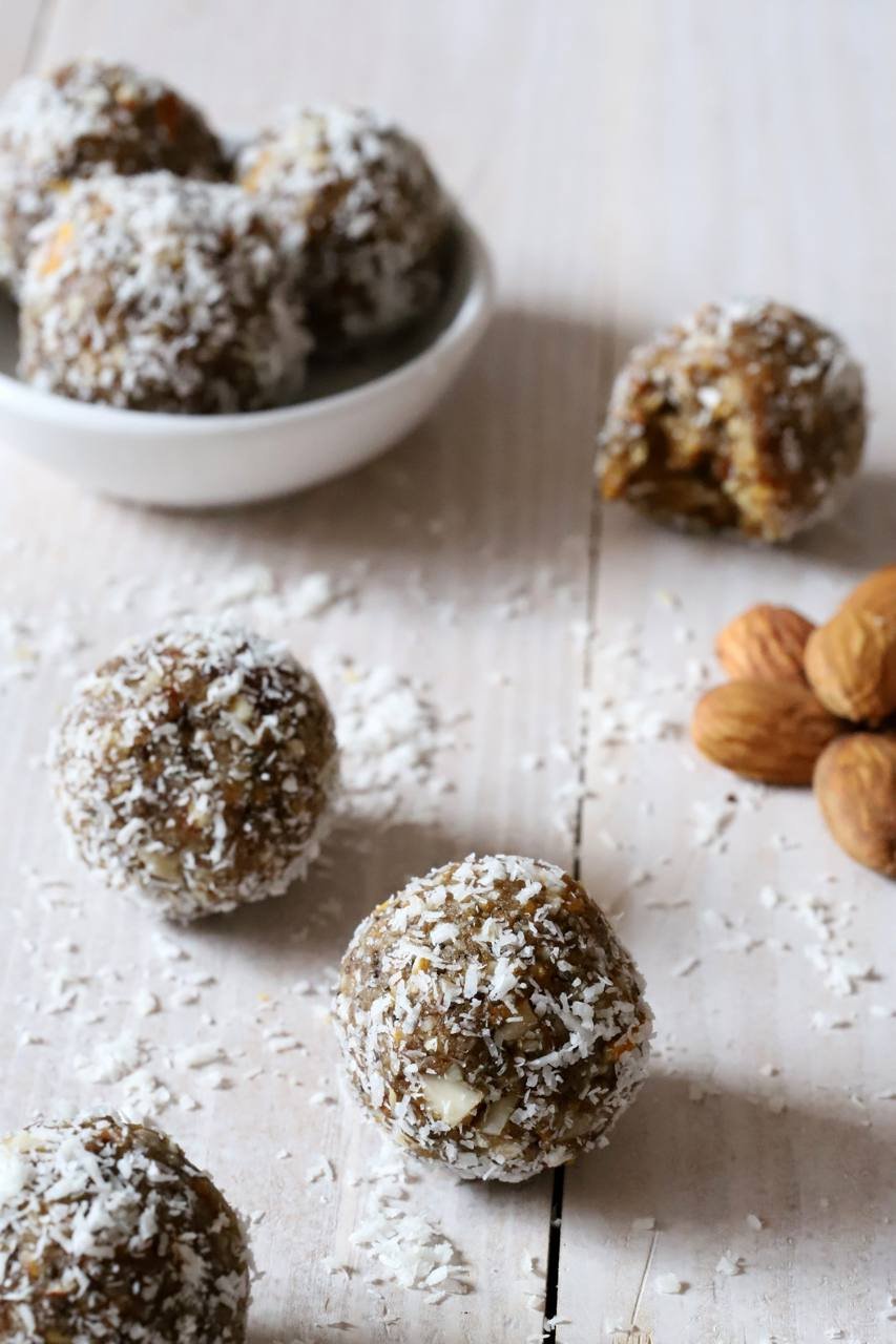 كرات الطاقة بالتمر وجوز الهند