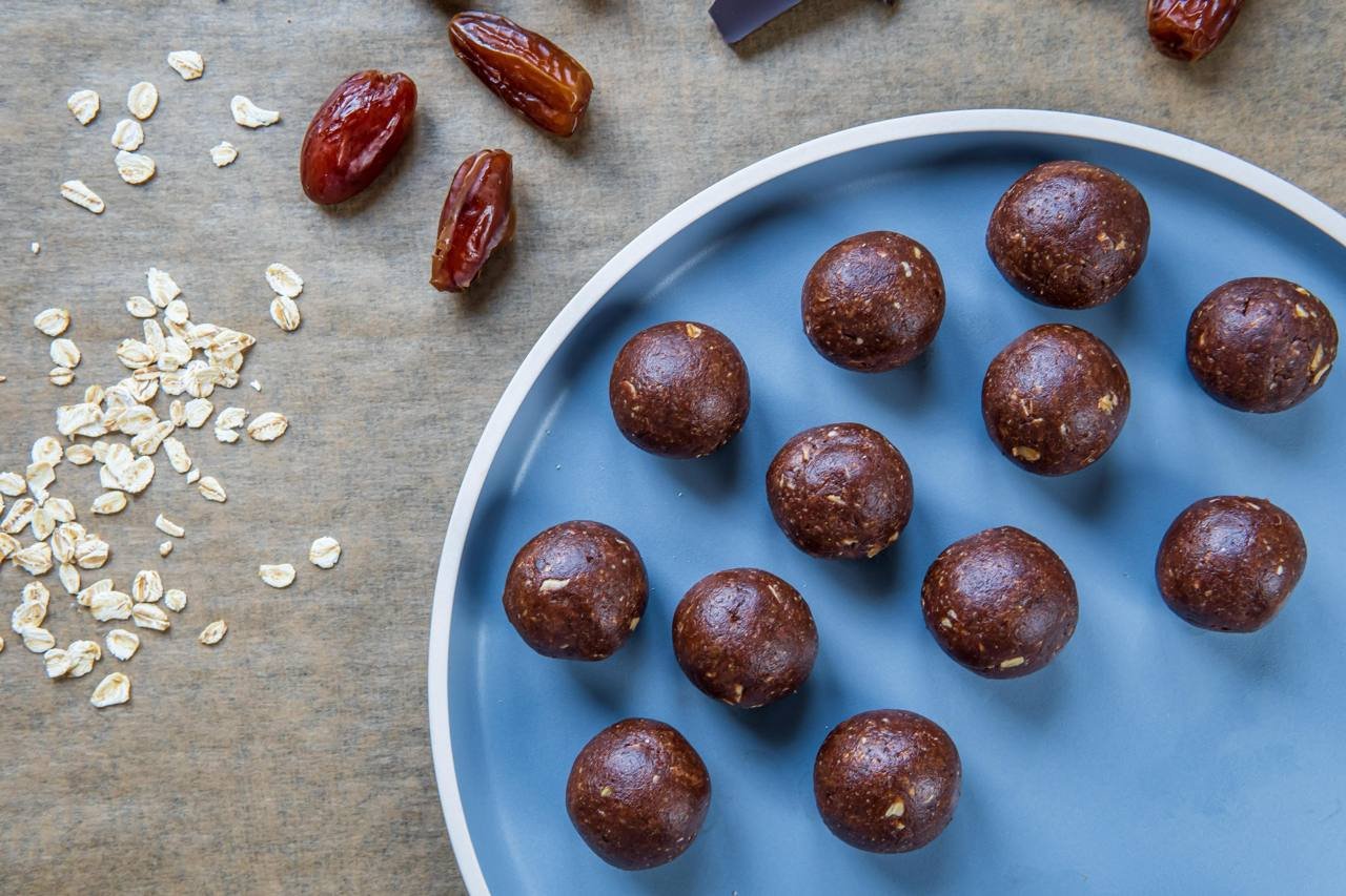 كرات الطاقة بالتمر والكاكاو